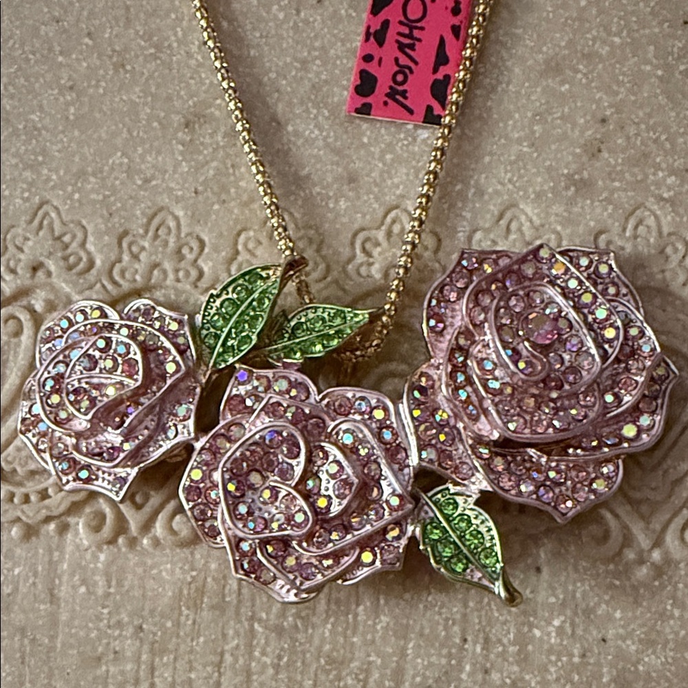 NWT Retired Very Rare Betsey Johnson Gold Necklace with Pink Roses & brooch - Picture 2 of 3
